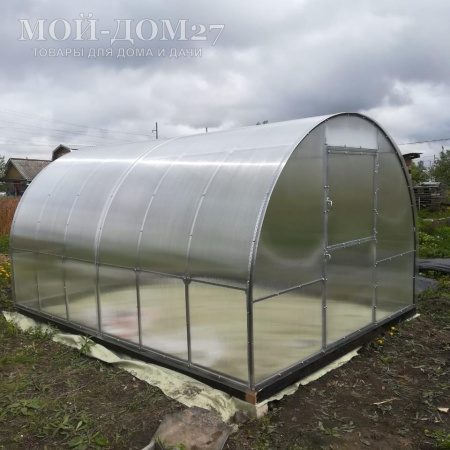 Теплица Восточная Усиленная 4 метра с поликарбонатом | Мой-Дом27 | Каркас изготовлен из оцинкованной замкнутой трубы 20*20 мм.<br>
 Ширина - 3&nbsp;метра. Высота - 2,1 метра. Длина 4 метра.&nbsp;<br>
 Выдерживаемая снеговая нагрузка - 150 кг/м2. Выдерживаемая ветровая нагрузка - до 20 м/с.<br>
 Расстояние между дугами 0,65&nbsp;метра.&nbsp;Толщина металла дуг 1,2 мм.&nbsp;Ширина двери 0,96 метра.<br>